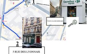 Petite Maison Avec Cour Dans Les Beaux Quartiers-Vous Faites Le Menage- Very Good Prices For T-H-E Location But You Have To Clea-N Th-E Flat