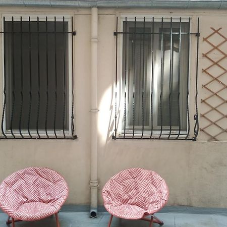 Appartement Petite Maison Avec Cour Dans Les Beaux Quartiers-Vous Faites Le Menage- Very Good Prices For T-H-E Location But You Have To Clea-N Th-E Flat à Paris Extérieur photo