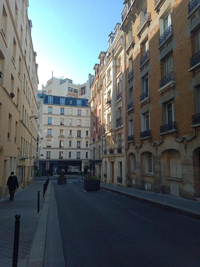 Appartement Petite Maison Avec Cour Dans Les Beaux Quartiers-Vous Faites Le Menage- Very Good Prices For T-H-E Location But You Have To Clea-N Th-E Flat à Paris Extérieur photo