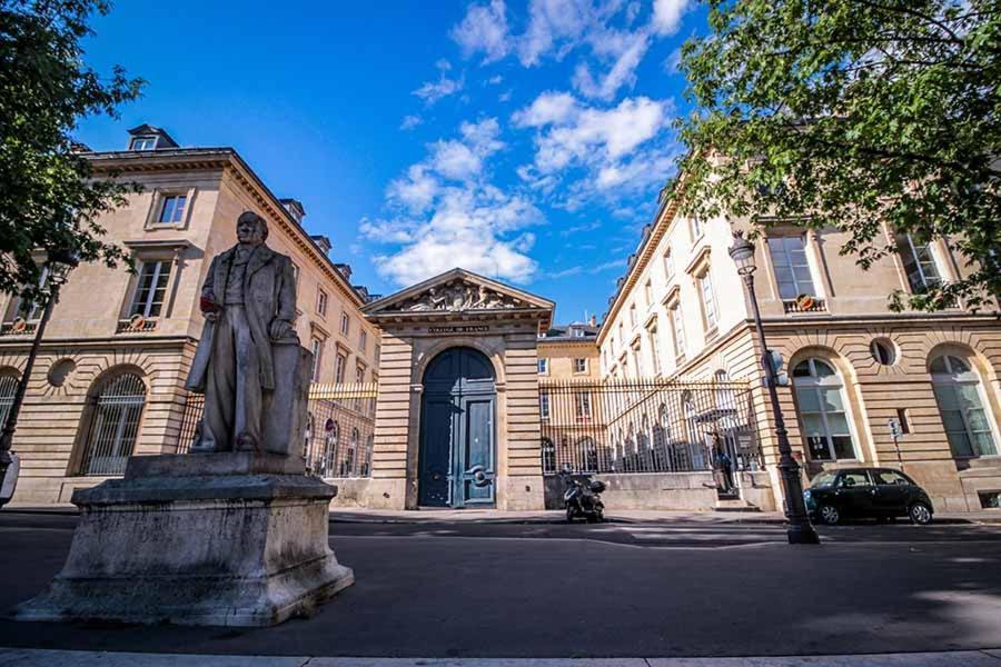 Appartement Petite Maison Avec Cour Dans Les Beaux Quartiers-Vous Faites Le Menage- Very Good Prices For T-H-E Location But You Have To Clea-N Th-E Flat à Paris Extérieur photo