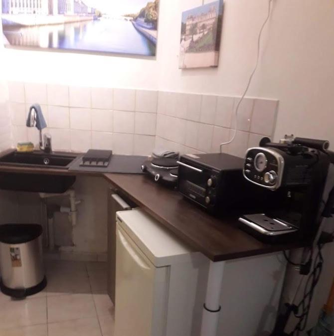 Appartement Petite Maison Avec Cour Dans Les Beaux Quartiers-Vous Faites Le Menage- Very Good Prices For T-H-E Location But You Have To Clea-N Th-E Flat à Paris Extérieur photo