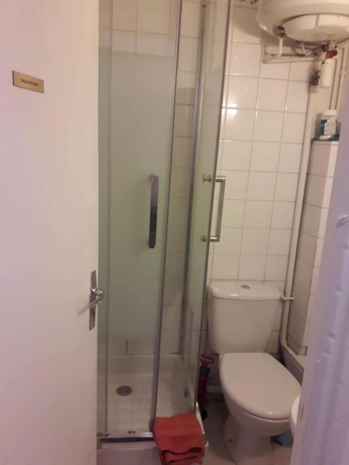 Appartement Petite Maison Avec Cour Dans Les Beaux Quartiers-Vous Faites Le Menage- Very Good Prices For T-H-E Location But You Have To Clea-N Th-E Flat à Paris Extérieur photo