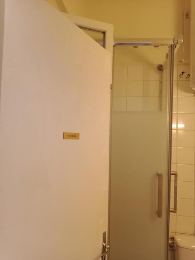 Appartement Petite Maison Avec Cour Dans Les Beaux Quartiers-Vous Faites Le Menage- Very Good Prices For T-H-E Location But You Have To Clea-N Th-E Flat à Paris Extérieur photo