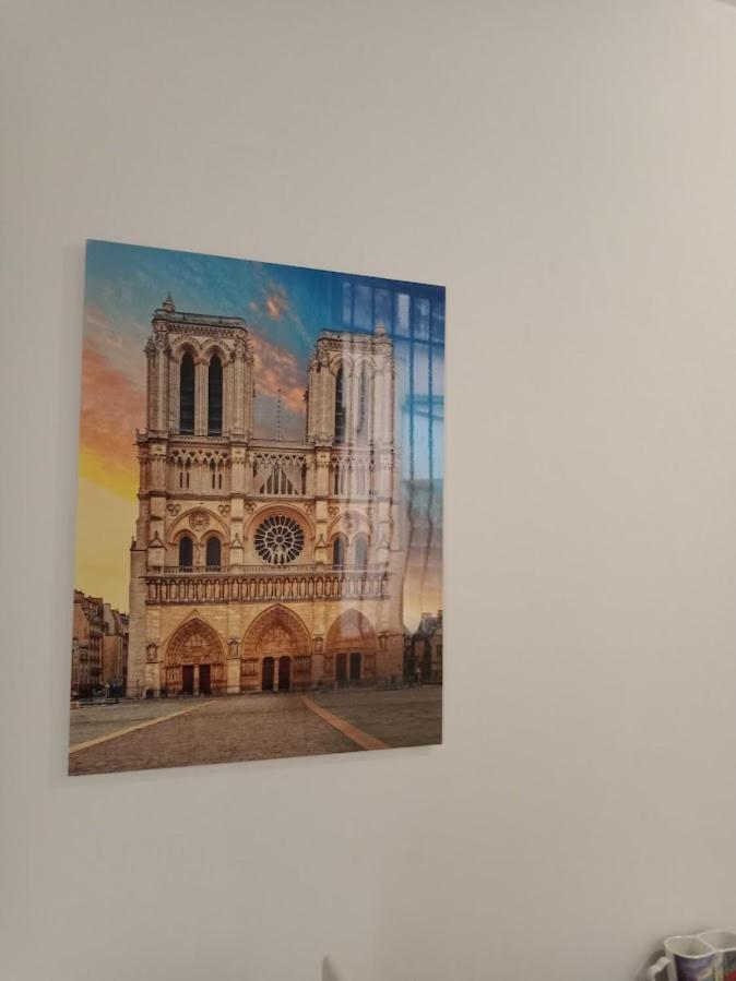 Appartement Petite Maison Avec Cour Dans Les Beaux Quartiers-Vous Faites Le Menage- Very Good Prices For T-H-E Location But You Have To Clea-N Th-E Flat à Paris Extérieur photo