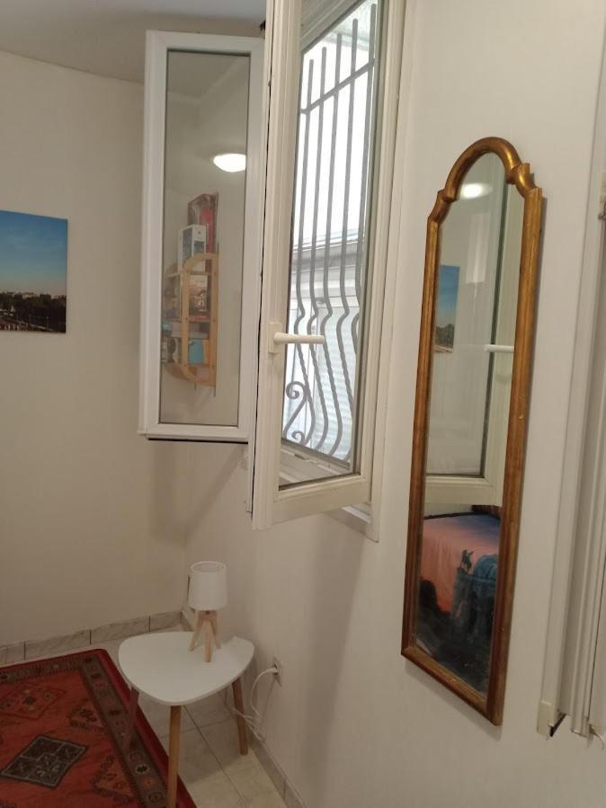 Appartement Petite Maison Avec Cour Dans Les Beaux Quartiers-Vous Faites Le Menage- Very Good Prices For T-H-E Location But You Have To Clea-N Th-E Flat à Paris Extérieur photo