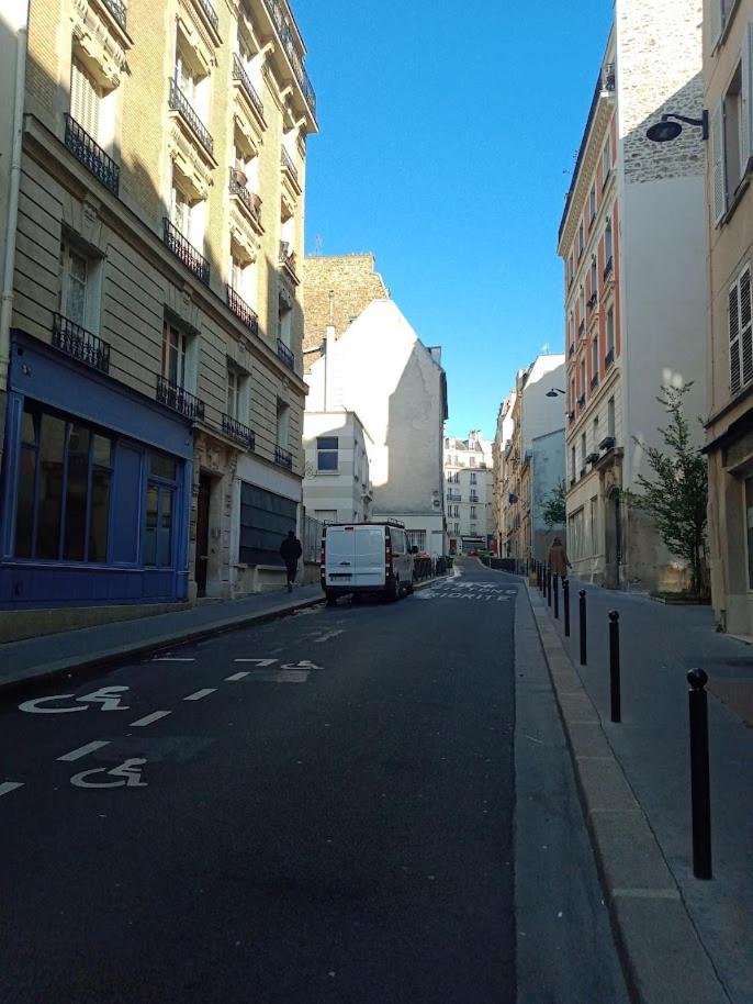 Appartement Petite Maison Avec Cour Dans Les Beaux Quartiers-Vous Faites Le Menage- Very Good Prices For T-H-E Location But You Have To Clea-N Th-E Flat à Paris Extérieur photo